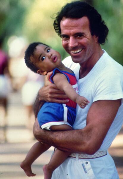 Nassau (Bahamas), junio de 1985. El cantante Julio Iglesias con un niño de la localidad.