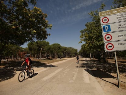 Un ciclista pedalea por La Casa de campo. 