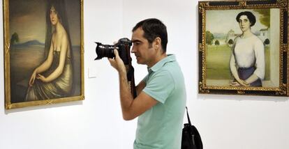 Un fot&oacute;grafo, en la exposici&oacute;n de Romero de Torres.