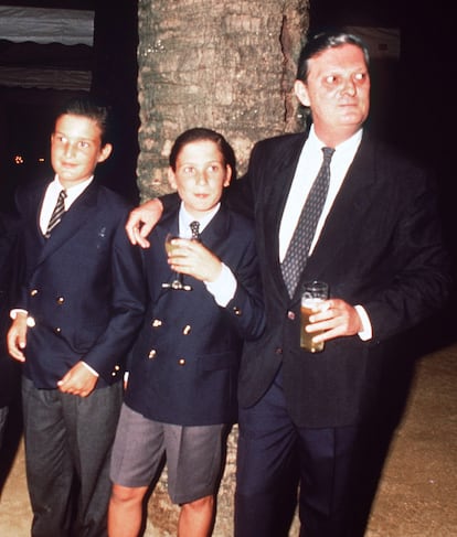 El duque de Feria, Rafael Medina y Fernández de Córdoba, junto a sus dos hijos en la fiesta celebrada por la boda del hijo de Pitita Ridruejo, en Sevilla en 1990.