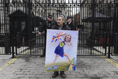 El artista satírico Kay Mar, en Downing Street, con una pintura que representa a la primera ministra británica, Theresa May, con la bandera de la Union Jack en defensa del artículo 50 del Tratado de Lisboa, en Londres.