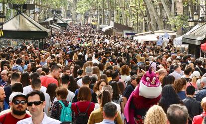 La Rambla de Barcelona, el Sant Jordi passat.