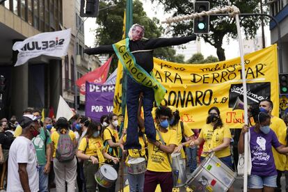 Un grupo de manifestantes contrarios a Bolsonaro, este martes en Río de Janeiro.