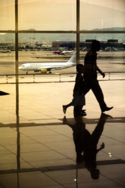 Passengers making their way through El Prat's Terminal 1 last week.