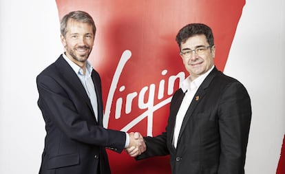 Josh Bayliss, consejero delegado de Virgin (I), y José Miguel Garcia, consejero delegado de Euskaltel.