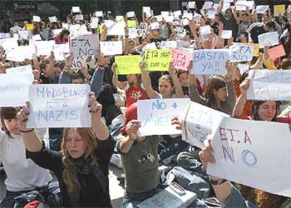 Estudiantes se manifiestan en la plaza del Carmen, en Granada.