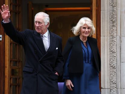 El rey Carlos III, acompañado de su esposa Camila, este lunes 29 de enero a su salida de The London Clinic, donde llevaba ingresado desde el viernes por una operación de próstata.