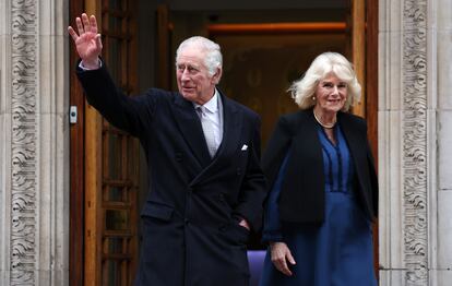 El rey Carlos III, acompañado de su esposa Camila, este lunes 29 de enero a su salida de The London Clinic, donde llevaba ingresado desde el viernes por una operación de próstata.