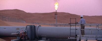 Un trabajador de Aramco en las instalaciones de la petrolera en Shaybah, Arabia Saudí 