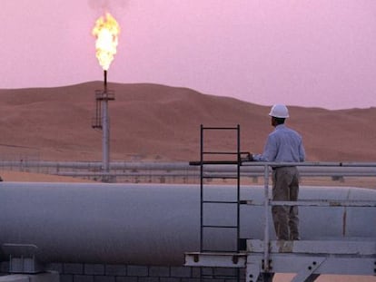 Un trabajador de Aramco en las instalaciones de la petrolera en Shaybah, Arabia Saudí 