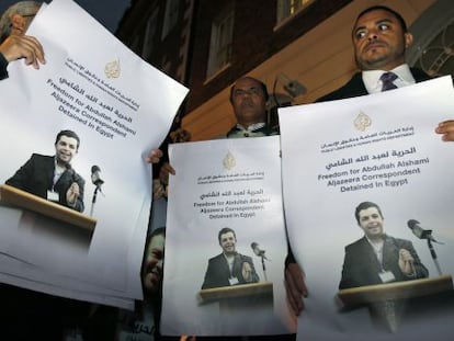 Pancartas de protesta contra la detención de los periodistas de Al Jazeera.
