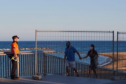 Dispositivo de control en una playa catalana, ayer.