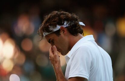 Roger Federer decepcionado tras haber perdido la final de Wimbledon ante Rafa Nadal, el 6 de julio de 2008.
