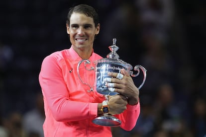 Rafael Nadal de España con el trofeo del campeonato.