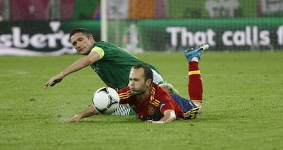 Iniesta y Keane pugnan por la pelota.