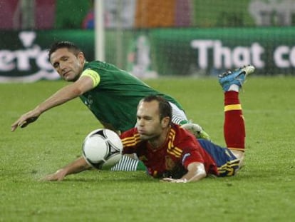 Iniesta y Keane pugnan por la pelota.