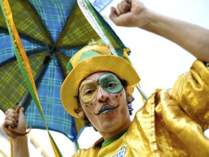 Un aficionado brasile&ntilde;o en R&iacute;o de Janeiro durante un partido de su selecci&oacute;n en el Mundial de Sud&aacute;frica 2010.