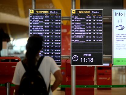 Un pasajero observa un panel de facturación en la terminal T1 del Aeropuerto de Madrid-Barajas Adolfo Suárez, en Madrid.