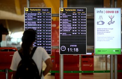 Un pasajero observa un panel de facturación en la terminal T1 del Aeropuerto de Madrid-Barajas Adolfo Suárez, en Madrid.