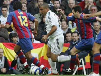 Ronaldo se escapa perseguido por Van Brockhorst e Iniesta.
