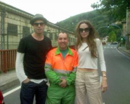Angelina Jolie and Brad Pitt with a street sweeper in Castrejana in 2007.