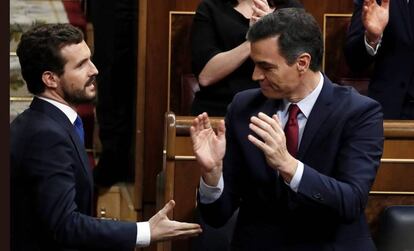 Pedro Sánchez recibe el saludo de Pablo Casado, al finalizar la sesión de investidura. 