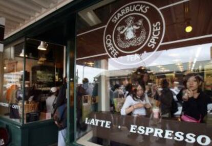El primer café de la cadena Starbucks, en Pike Place, abierto en 1971. En la actualidad hay alrededor de 50 locales de esta franquicia en Seattle.