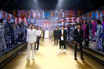 Imagen final del desfile de moda masculina otoño/invierno 2021 de Dolce&Gabbana, celebrado en Milán y difundido digitalmente.