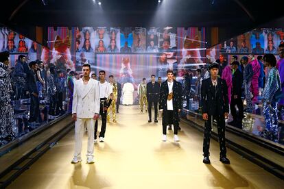 Imagen final del desfile de moda masculina otoño/invierno 2021 de Dolce&Gabbana, celebrado en Milán y difundido digitalmente.