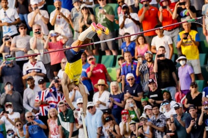 Duplantis durante el salto del récord del mundo en Eugene (Oregón).