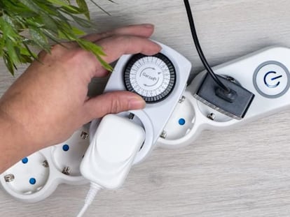 Artículo de EL PAÍS Escaparate que describe los beneficios del temporizador analógico para ahorrar en el consumo de luz