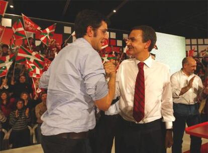 Eduardo Madina saluda a José Luis Rodríguez Zapatero en el mitin de Barakaldo.