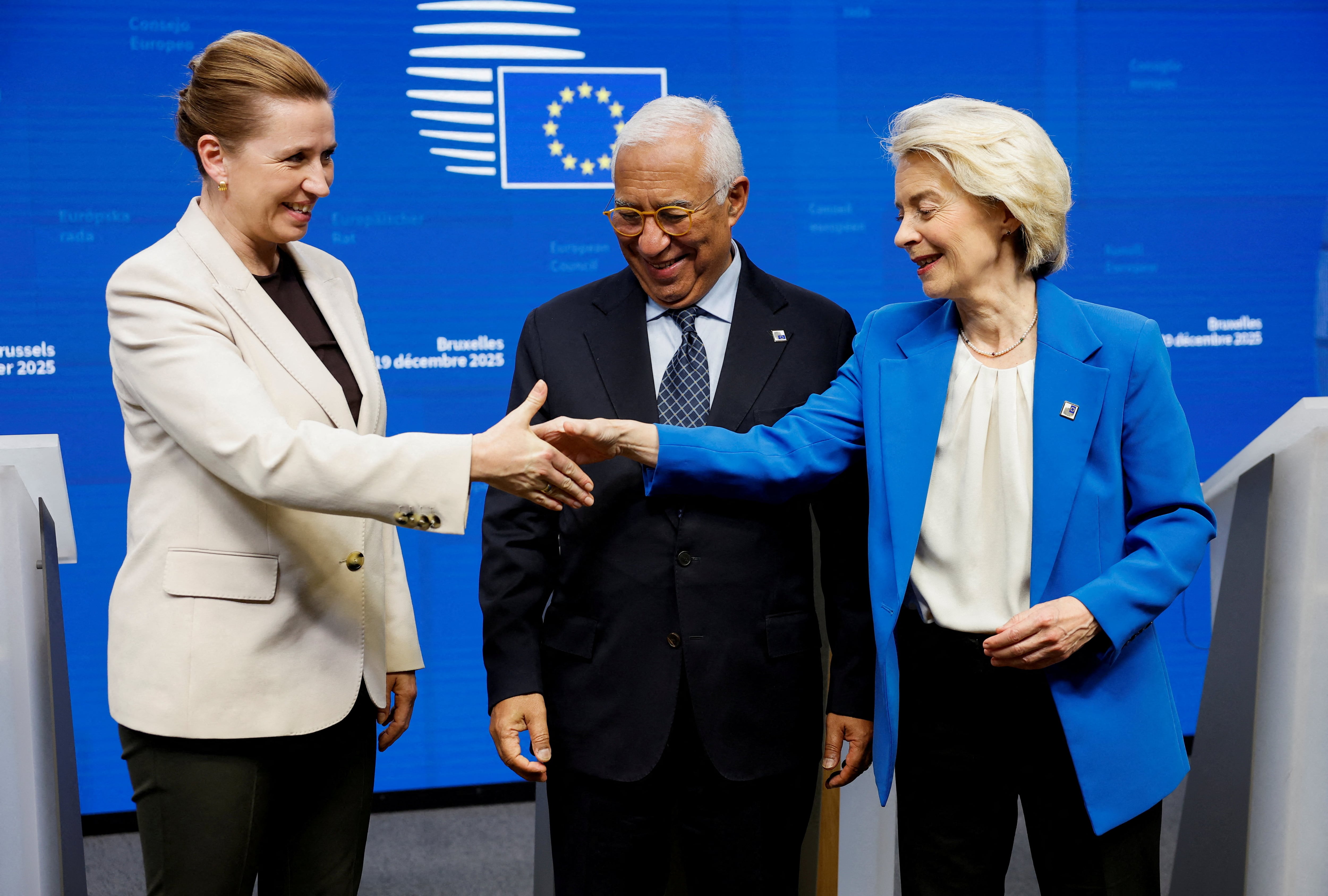 Desde la izquierda, Mette Frederiksen, António Costa y Ursula von der Leyen, este viernes en Bruselas.
