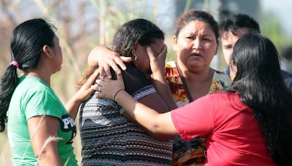 Parentes de presos em Roraima esperam notícias nos arredores do presídio.