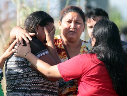 Parentes de presos em Roraima esperam notícias nos arredores do presídio.