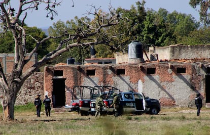 Militares y policías en el sitio de la masacre, en Salvatierra (Guanajuato), el 17 de diciembre.