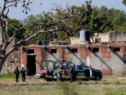 Militares y policías en el sitio de la masacre, en Salvatierra (Guanajuato), el 17 de diciembre.