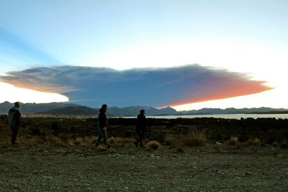 Vista da nuvem do vulcão Calbuco a partir do lago Nahuel Huapi, na província argentina de Rio Negro.