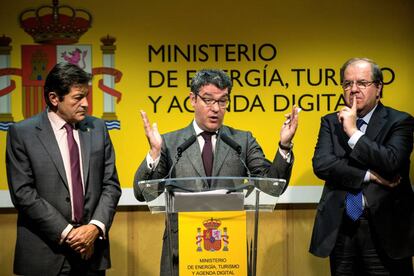 El ministro de Energía Álvaro Nadal (c), el presidente de Castilla y León Juan Vicente Herrera (d) y el presidente de Asturias Javier Fernández (i), tras analizar la petición de Iberdrola de cerrar sus centrales térmicas. EFE/Rodrigo Jiménez