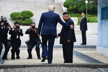 El presidente de EE UU, Donald Trump, cruza la frontera de Corea del Norte junto al líder Kim Jong-un, el 30 de junio de 2019. Trump se ha convertido en el primer presidente estadounidense en pisar suelo norcoreano.
