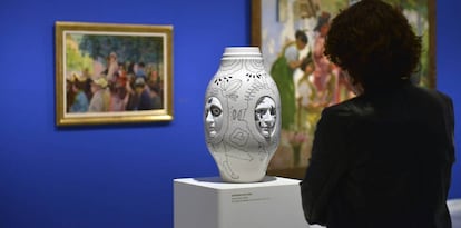 Una mujer visita la exposici&oacute;n &#039;Colecci&oacute;n Lladr&oacute;&#039;.