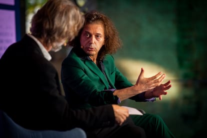 El filósofo Éric Sadin en una charla con el periodista Joseba Elola durante el Evento Tendencias 2024 en Madrid.