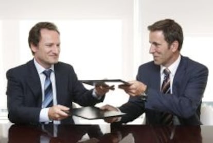 El director general de Sareb, Walter de Luna (i), y el director general del Banco Sabadell, Carlos Ventura (d), durante la firma hoy de un acuerdo para que la entidad facilite crédito hipotecario a los clientes del banco malo.