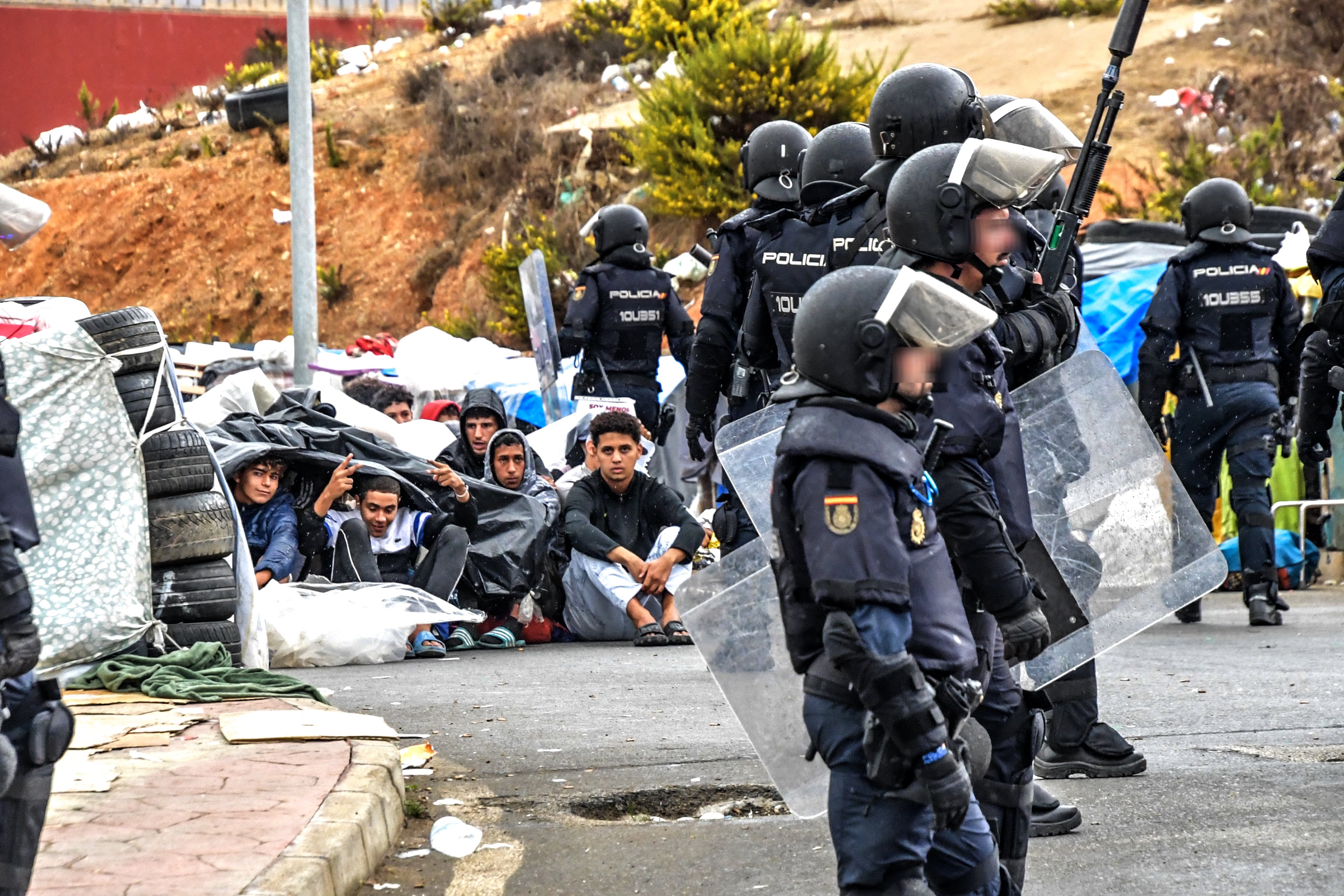 Desalojo de migrantes en el polígono del Tarajal, el 18 de octubre.