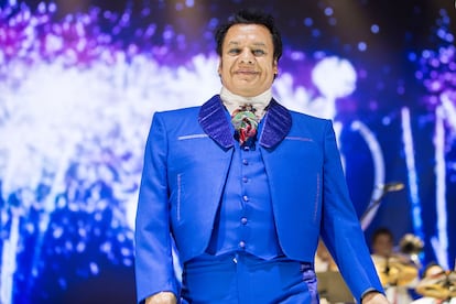 Juan Gabriel actúa en el escenario durante la gira 'Volver 2015' en Viejas Arenas el 6 de febrero de 2015 en San Diego, California.