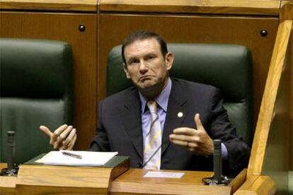 El <i>lehendakari,</i> Juan José Ibarretxe, en un pleno del Parlamento vasco.