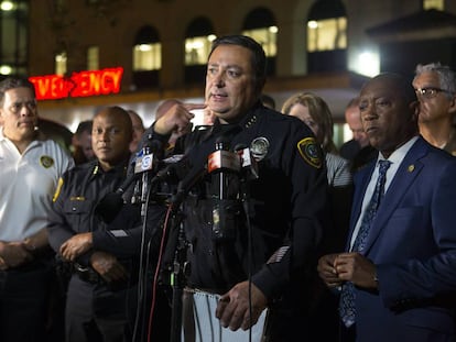 El jefe de policía de Houston, Art Acevedo, informa sobre las heridas de los policías. 