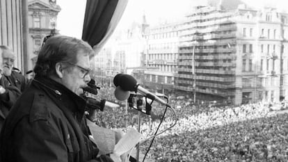 Havel, durante su discurso en la plaza de Wenceslao, en Praga, el 10 de diciembre de 1989.