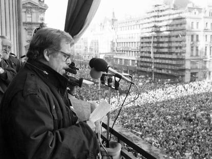 Havel, durante su discurso en la plaza de Wenceslao, en Praga, el 10 de diciembre de 1989.