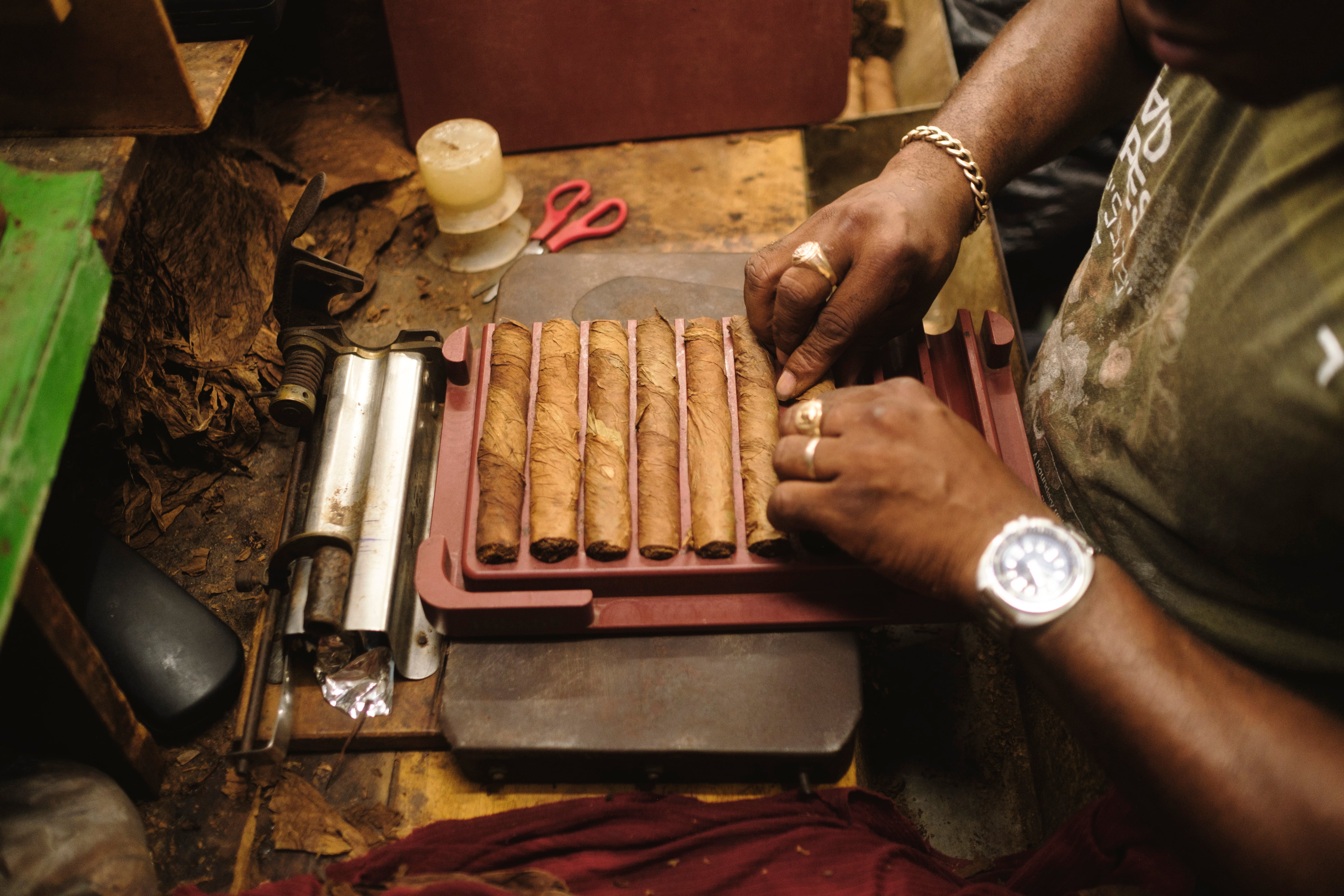 Un trabajador ajusta unos puros en la fabrica de tabaco La Corona, en La Habana.